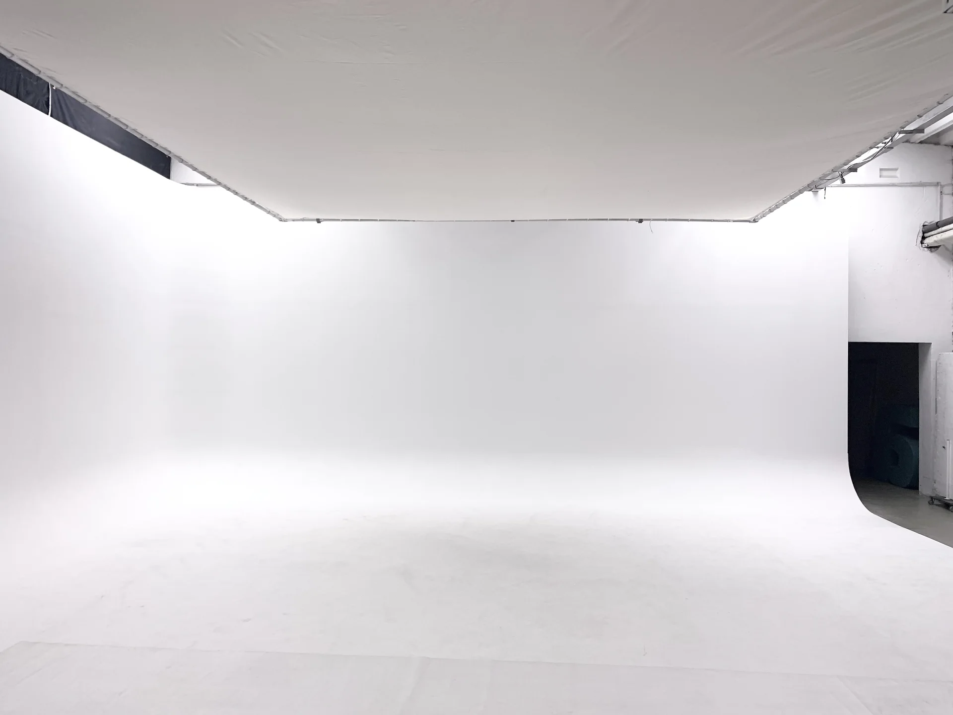 Baustelle mit Rigipsplatten, mit Werkzeugen für weiße Hohlkehle in Fotostudio.